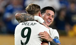 Chelsea thắng đậm nhưng vẫn mất ngôi đầu phút cuối