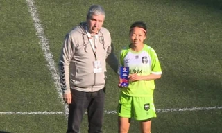 Huỳnh Như nhận giải thưởng Cầu thủ xuất sắc nhất trận Lank - Famalicao