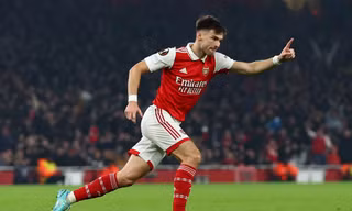 Arsenal suýt giẫm vào dấu chân của MU