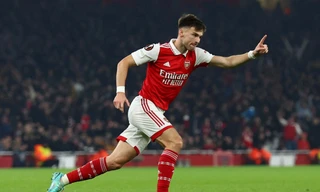 Arsenal suýt giẫm vào dấu chân của MU