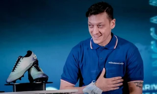 Mesut Ozil trên đường sang Malaysia chơi bóng