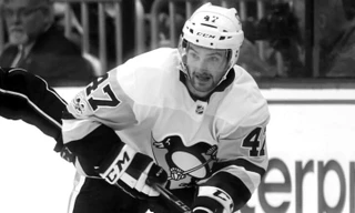 Ngôi sao khúc côn cầu qua đời vì bị giày của đối thủ cứa vào cổ 