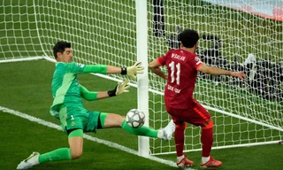Thủ thành Courtois làm nên lịch sử trong ngày đăng quang của Real