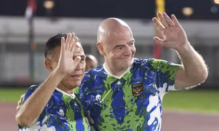 Chủ tịch FIFA bị 'tấn công' tại Indonesia