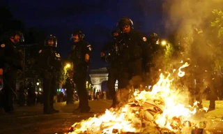 CĐV đốt phá trong đêm PSG đăng quang khiến hàng ngàn cảnh sát Paris phải can thiệp