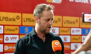 Thua HAGL, HLV Mano Polking chỉ trích đối thủ 'đá tiêu cực'