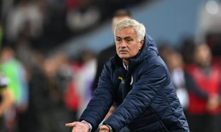 Bị phạt nặng vì 'đá đểu' trọng tài, Mourinho đối diện án chồng án