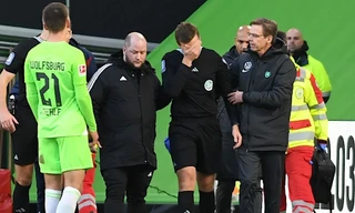 Chuyện hài hước tại Bundesliga: CĐV vào sân thay trọng tài điều hành trận đấu