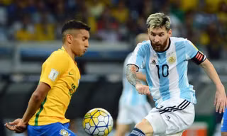 Marquinhos (trái) gây tranh cãi khi chung cuộc đua với Messi