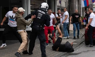 CĐV Anh và Serbia đánh nhau, cảnh sát Đức thêm đau đầu vì lực lượng ủng hộ