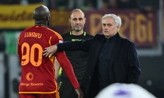 Roma lại thua, Mourinho phản ứng thế nào?