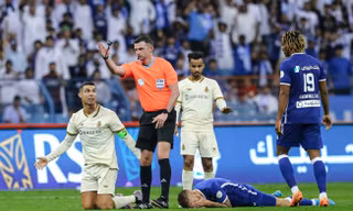 Ronaldo tịt ngòi, đội nhà lại thua trận