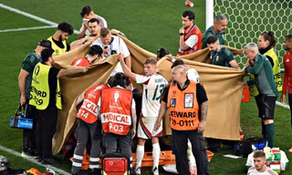 Khoảnh khắc kinh hoàng của Eriksen tái hiện ở EURO 2024, cầu thủ được đồng đội che bạt, đưa lên cáng đi viện