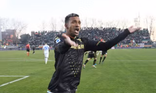 Được CLB Thái Lan trải thảm đỏ, Nani quay lưng phũ phàng