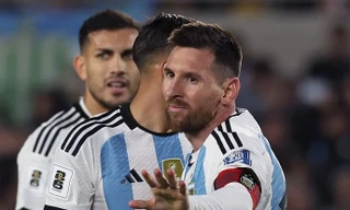 Tranh cãi việc Messi bị cựu cầu thủ Barca 'phun mưa' vào lưng 