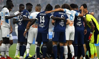 Cầu thủ Ligue 1 đột quỵ trên sân