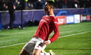 Ronaldo ghi bàn, MU duy trì cuộc đua tốp 4