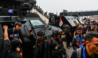 Cầu thủ ở giải VĐQG Indonesia dùng xe bọc thép tới sân vì sợ bị CĐV tấn công