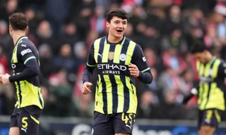 Tân binh Uzbekistan ghi bàn hài hước, Man City thắng nhọc đội hạng 3