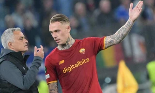 Bị Mourinho vạch tội, hậu vệ Roma đưa gia đình 'lánh nạn'