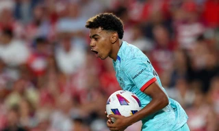 Barca hút chết trong ngày thần đồng 16 tuổi đi vào lịch sử