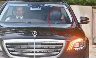 Ten Hag chui xuống ghế ô tô, tránh bị 'săn' trong ngày rời MU