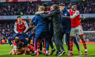 Arsenal thắng ngược ở phút bù giờ thứ 8, tịnh tiến cùng Man City