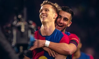 Bị đánh đố về lịch thi đấu, Barcelona vẫn khiến Real Madrid 'hít khói' ở La Liga