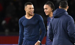 Hai anh em nhà Mbappe ghi dấu ấn, PSG vững ngôi đầu