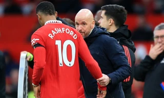  Ten Hag phủ nhận bị học trò lật ghế tại MU