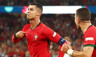 Ronaldo giúp Bồ Đào Nha ngược dòng, tạo cột mốc mới trong sự nghiệp