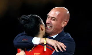 Chủ tịch LĐBĐ Tây Ban Nha sắp mất ghế vì ‘nụ hôn bất ngờ’