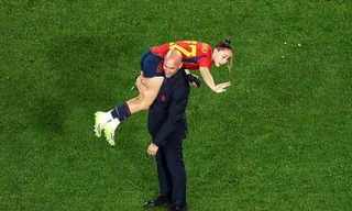 Chủ tịch LĐBĐ Tây Ban Nha lại có hành vi thiếu đứng đắn với cầu thủ nữ