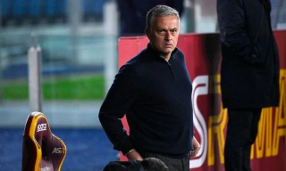 Dùng cử chỉ xúc phạm trọng tài, Mourinho lại bị đuổi