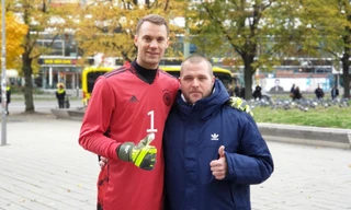 Manuel Neuer bị chỉ trích keo kiệt vì hành động gây tranh cãi