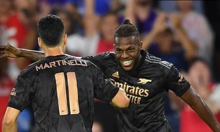 Arsenal bùng nổ trên đất Mỹ