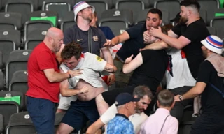 CĐV Anh và Tây Ban Nha xô xát sau chung kết EURO 2024, nhiều người nhập viện