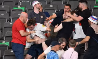 CĐV Anh và Tây Ban Nha xô xát sau chung kết EURO 2024, nhiều người nhập viện