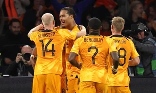 Van Dijk tỏa sáng, làm lu mờ ngày đặc biệt của Thierry Henry