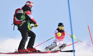 VĐV tức điên vì đang tới vạch đích bỗng bị BTC Olympic lao ra chặn đường