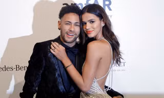 Neymar được bạn gái ra điều kiện cho đi 'ăn phở'