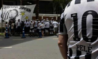 Chiếc áo số 10 của Pele sẽ được treo vĩnh viễn?