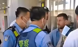 Messi bị giữ lại 2 tiếng tại sân bay Trung Quốc