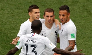 Lucas Hernandez (bìa trái) trong màu áo ĐT Pháp