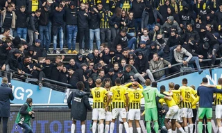 Đối thủ của Tottenham ăn mừng đến sập cả khán đài