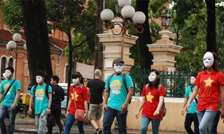 Giới trẻ Sài thành đeo mặt nạ xuống đường