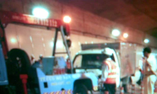 Xe tải lật nhào trong hầm vượt sông