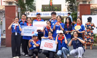 Các chiến sĩ Tiếp sức mùa thi ĐH Hoa Sen nhắn nhủ: Sĩ tử ơi, học tài thi đậu nhé!