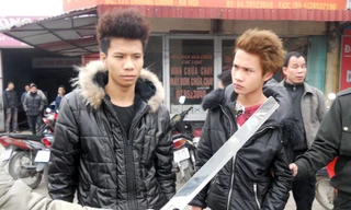Hai đối tượng Nguyễn Văn Tiến và Nguyễn Văn Cường thủ phớ trên xe taxi