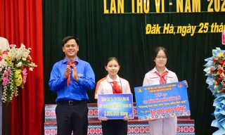 Hội đồng Đội huyện Đăk Hà trao tặng 1 ngôi nhà "Khăn quàng đỏ"